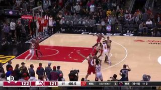 AJ Griffin for the Hawks hit the game winner with 0.5 on the clock!